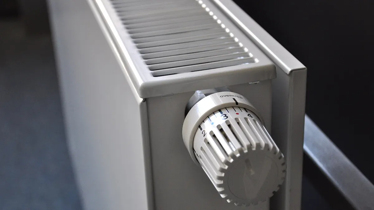 Radiador de panel con válvula termostática graduada